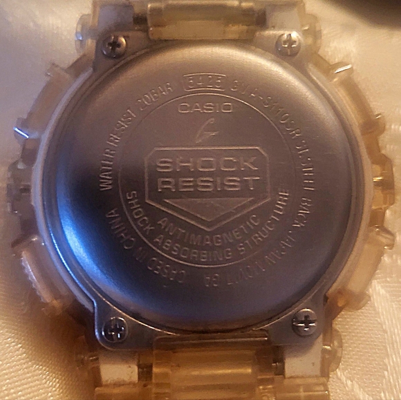 Woman's Gshock 44 mm watch - Picture 2 of 5
